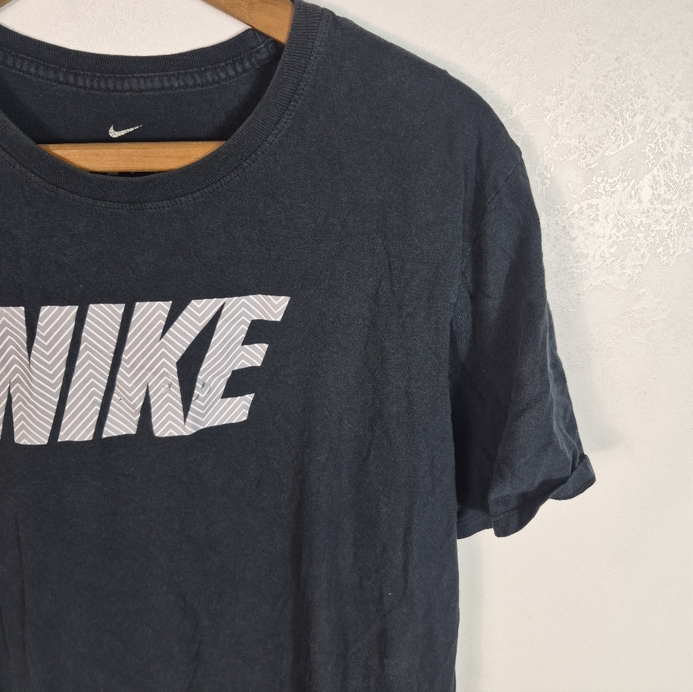 Nike The Nike Tee Men's Black T-Shirt Athletic Cut - Picture 2 of 10